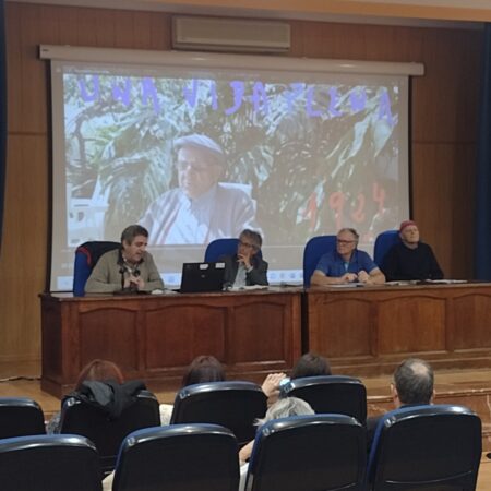 Pedro Bohórquez Gutiérrez, durante su intervención, junto con los demás participantes en la mesa.