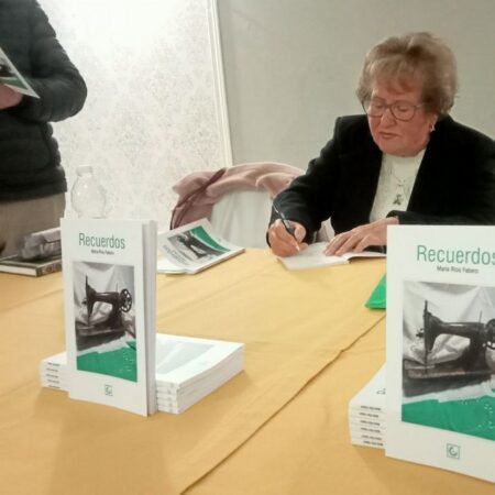 María Ríos Fabero, firma ejemplares de su libro "Recuerdos".