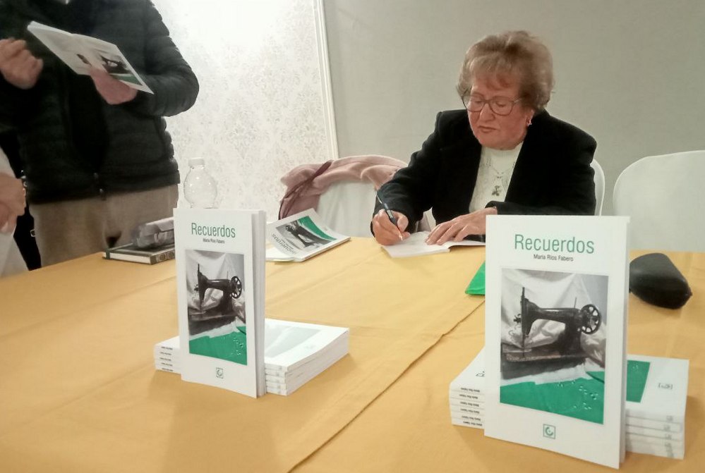 María Ríos Fabero, firma ejemplares de su libro "Recuerdos".